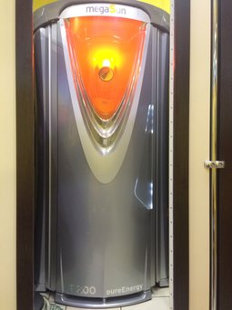Вертикальный солярий в студиях «Carramel» в Киеве. Загорайте по акции.