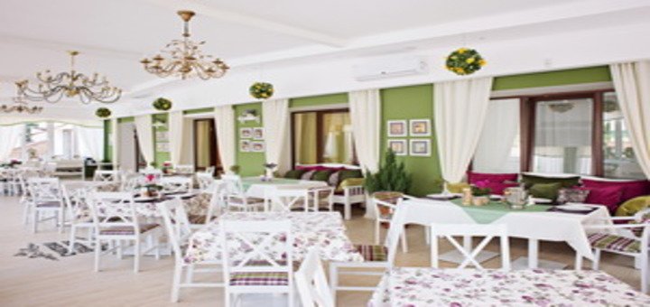 Hall of the restaurant "Chateau Galerie". Visit at a discount