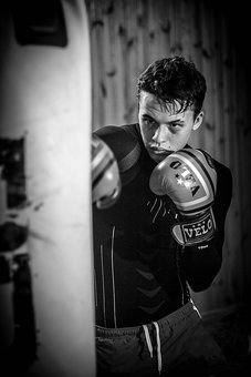 Заняття боксом у клубі «Fight Club Friends» у Києві. Оплачуйте тренування з акції.