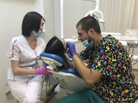 Treatment of caries in children in dentistry "Medgrand Your Usmishka" in Kiev. Contact your pediatric dentist for a discount.