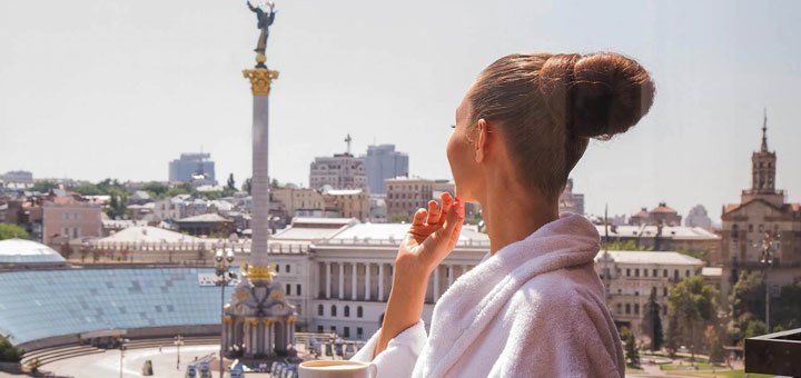 Вид на Киев из номера отеля «Крещатик». Забронировать номер в отеле сос кидкой. Отели в Киеве со скидкой.