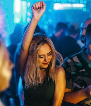 "Optimist Champagne & Whiskey Bar" акции