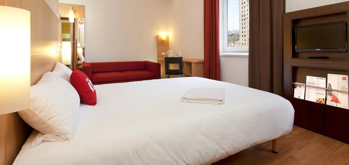 Room at the Ibis Hotel in Kiev. Book a room at the Ibis Hotel. Hotels in the center of Kiev.