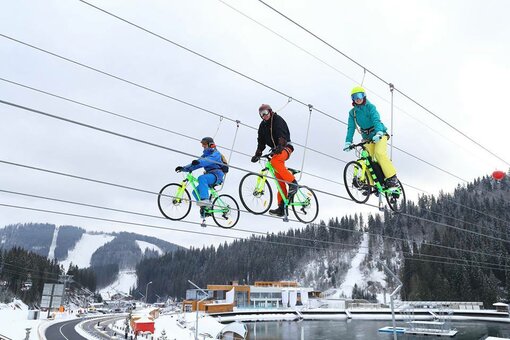 Велопрогулянка над озером Молодості Bike Zip Roller Coaster у Буковелі. Спробуйте аттракціон зі знижкою.