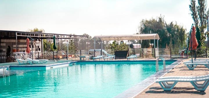 Басейн в готелі «Field House» .Парк готель «Field House» під Дніпром. Заміські готелі в Дніпрі. забронювати номер зі знижкою.