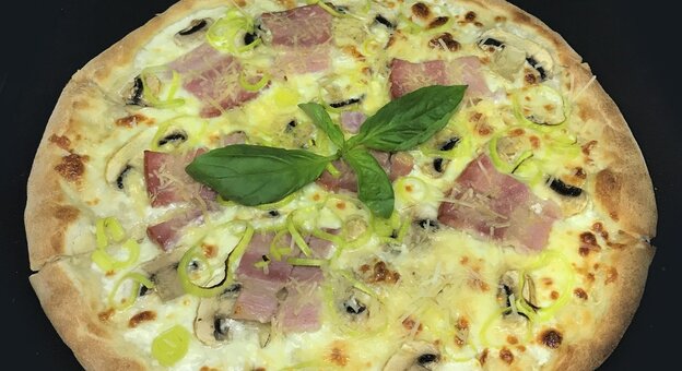 Pizza in the lounge bar Caviar in the Dnieper. Book at a discount