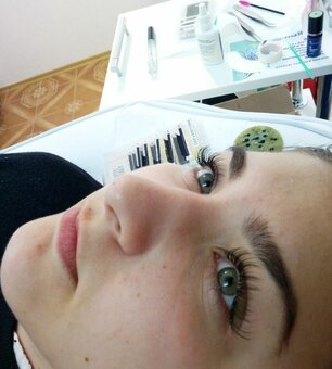 Eyelash extension in the beauty salon «Contrast» in Odessa. Sign up for a promotion.