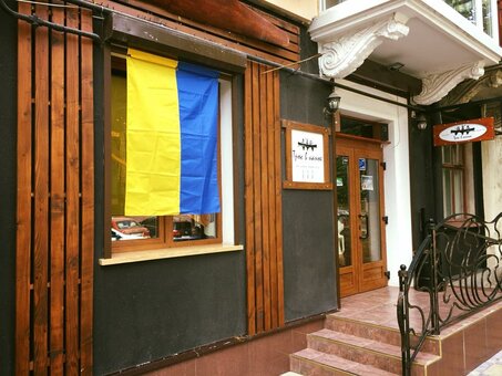 Troє v kanoye (rock-shaman-sandwich bar) in kamyanets