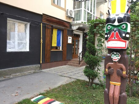 Troє v kanoye (rock-shaman-sandwich bar) in kamyanets-podolsk