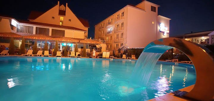 Swimming pool of the hotel "27 Zhemchuzhin". Relax with a discount
