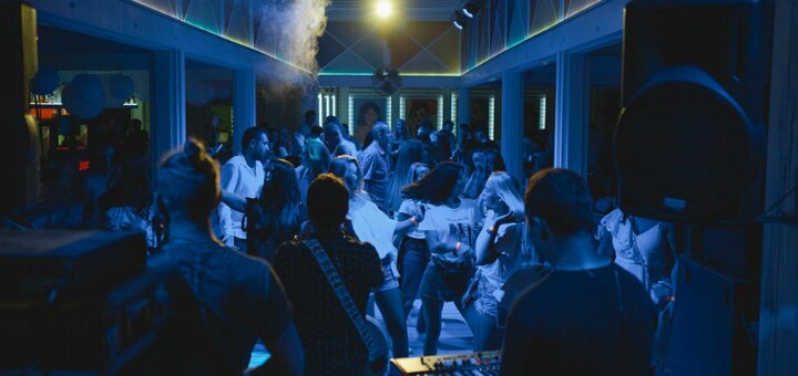 Низкие цены ночной клуб «Underhill beach club» 