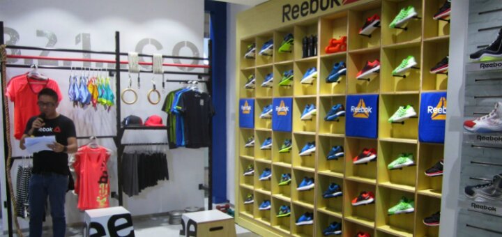 Low prices sports store "reebok"