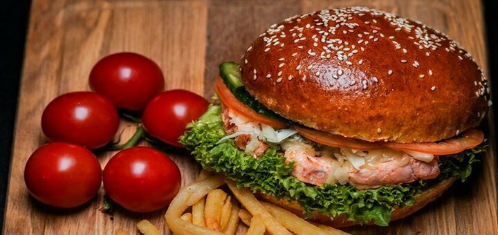 Бургери у ресторані «Diner» у Києві. Замовити зі знижкою.
