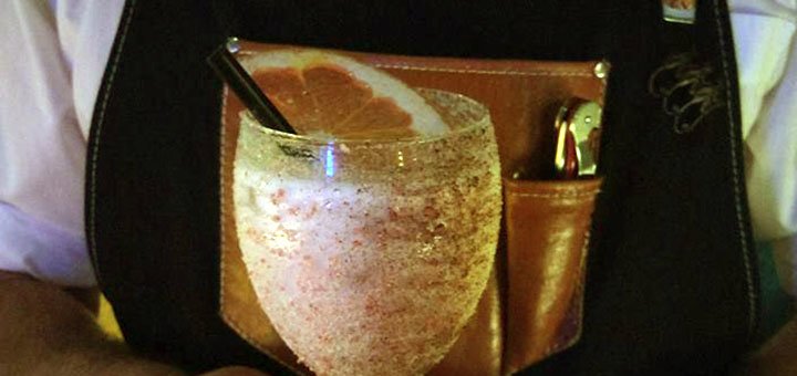 Авторские коктейли в баре The Cult speakeasy во Львове. Заказывайте еду и напитки по скидке.