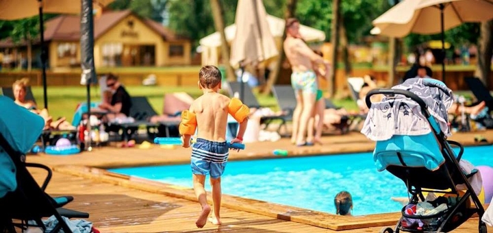 Yasnogorodka Family Ecopark. Relaxing by the pool