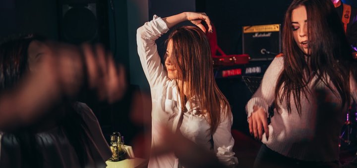 Авторские коктейли в баре The Cult speakeasy во Львове. Заказывайте напитки, шоты и лонги со скидкой.
