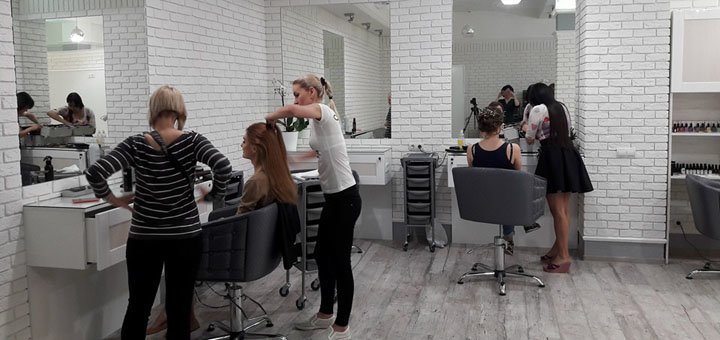 Випрямлення волосся в салоні краси Dazzler. Записуйтесь за знижкою