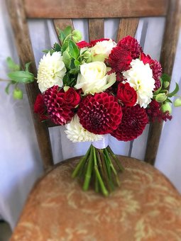 Bridal bouquet and boutonnieres for the groom from fresh flowers from the Kiriya studio at a discount.