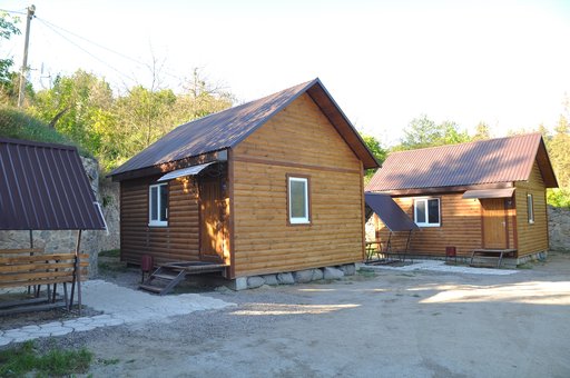 Дерев'яні будиночки на території бази «Fishing&Park» на Росі. Плануйте відпочинок із знижкою.