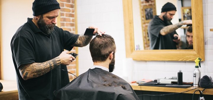 Майстри барбершопа «Gentelmen's Club» за роботою. Записуйтеся по акції