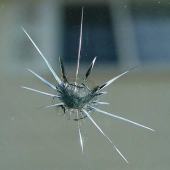 Закладення тріщини у шибці сервіс «Мій віконний майстер» у Києві. Викликайте майстра з ремонту вікон.