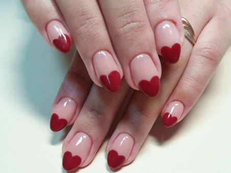 Манікюр з покриттям нігтів гель лак у салоні краси «Леді Вікторія» у Дніпрі. Записуйтесь на манікюр з акції.