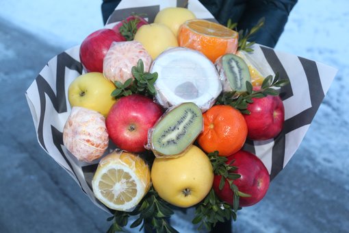 Fruit bouquet "Fruits & Flowers Market" in the Dnieper. Order at a discount.