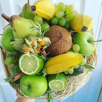 A bouquet of apples and bananas in the Fruits & Flowers Market boutique in Dnipro. Order at a discount.